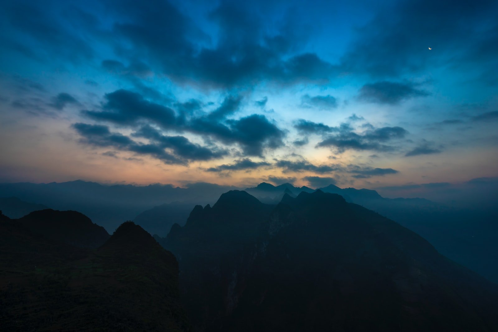 mountain peak during daytime